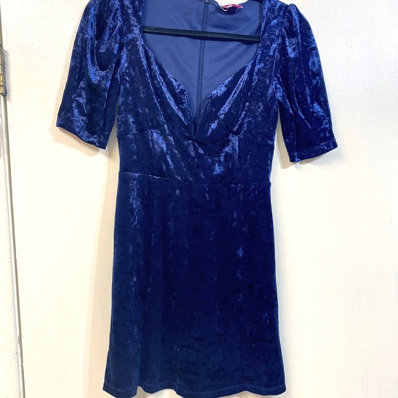 BUDDY LOVE DAKOTA FITTED CRUSHED VELVET MINI DRESS - Picture 5 of 9